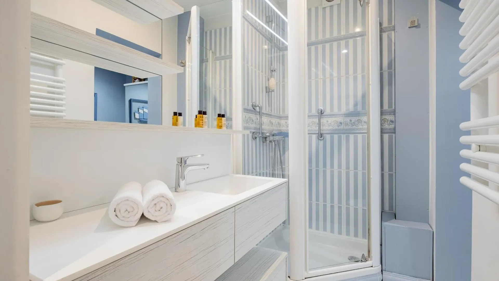 Veeve - Triumphant Design Apartment