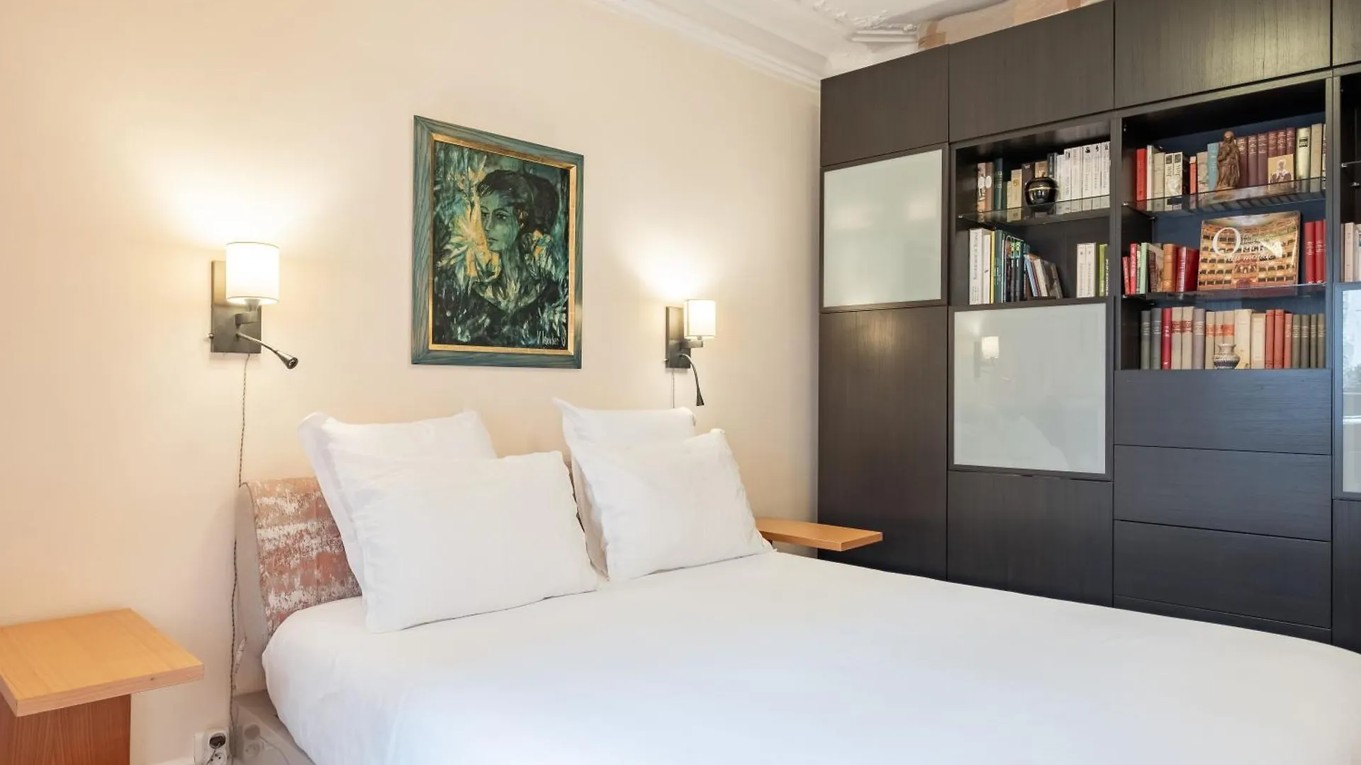 Veeve - Triumphant Design Apartment