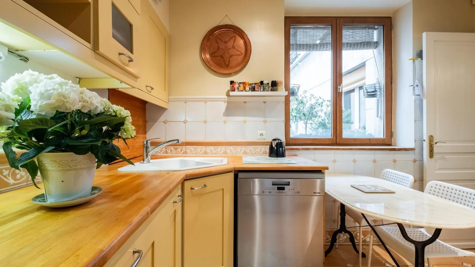 Veeve - Triumphant Design Apartment