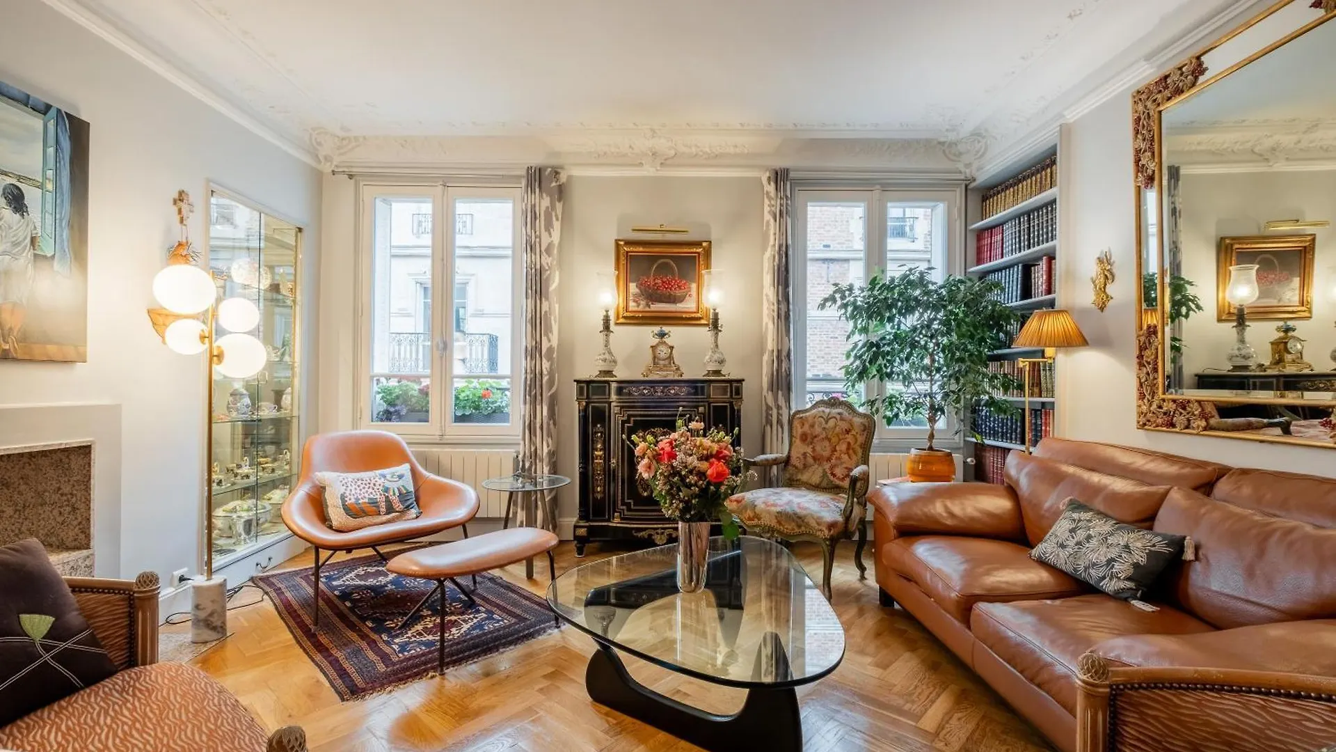 Veeve - Triumphant Design Apartment Paris